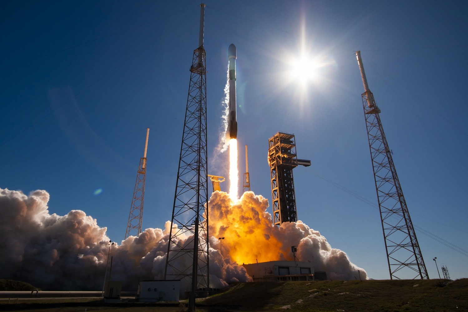 spacex-in-falcon-9-raketi-1-il-erzinde-kosmosa-1500-tondan-cox-faydali-yuk-dasiyib