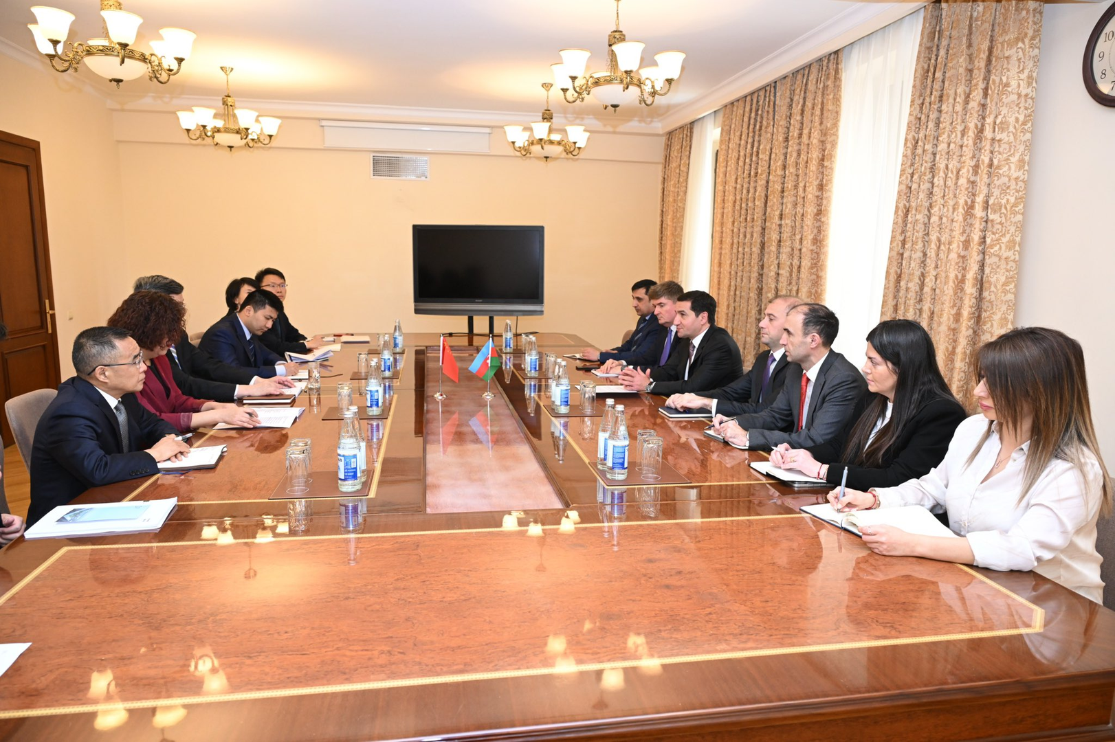 azerbaycan-ve-cin-arasinda-dezinformasiya-ve-deepfakelerle-mubarizede-emekdasliq-muzakire-edilib