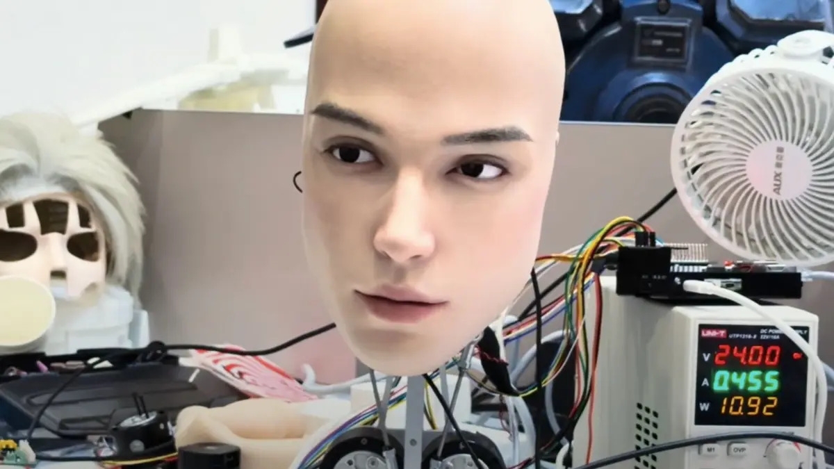 cinliler-terefinden-hazirlanmis-robot-inanilmaz-realistik-uz-mimikalari-sergileyir-video