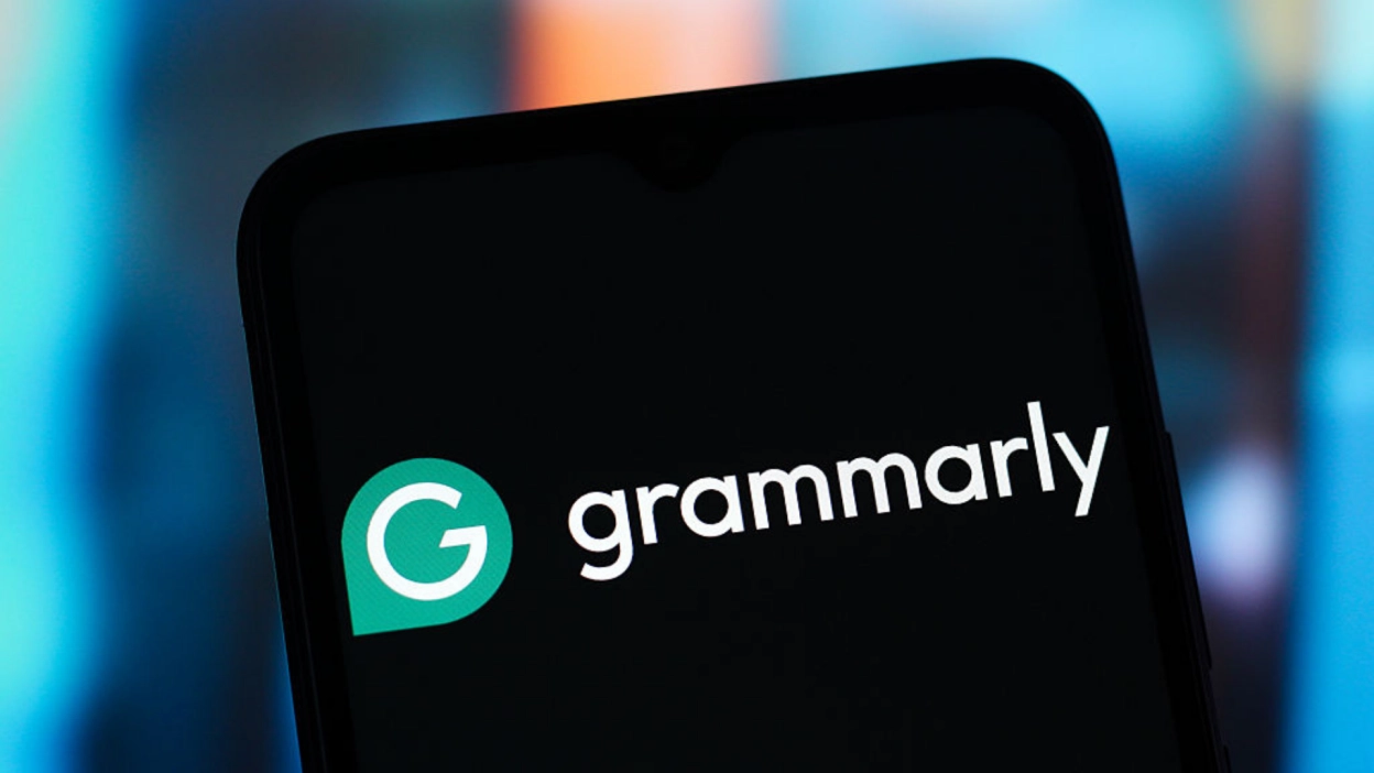 grammarly-real-muelliflerin-adlarindan-istifade-etdiyi-ai-funksiyasini-dayandirdi