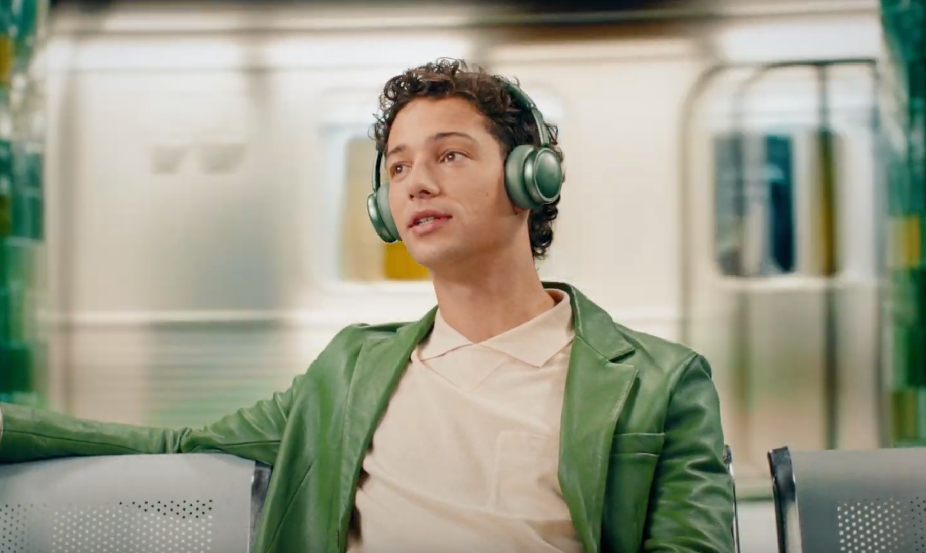 jbl-den-80-saat-batareya-omru-olan-iki-yeni-qulaqliq-modeli