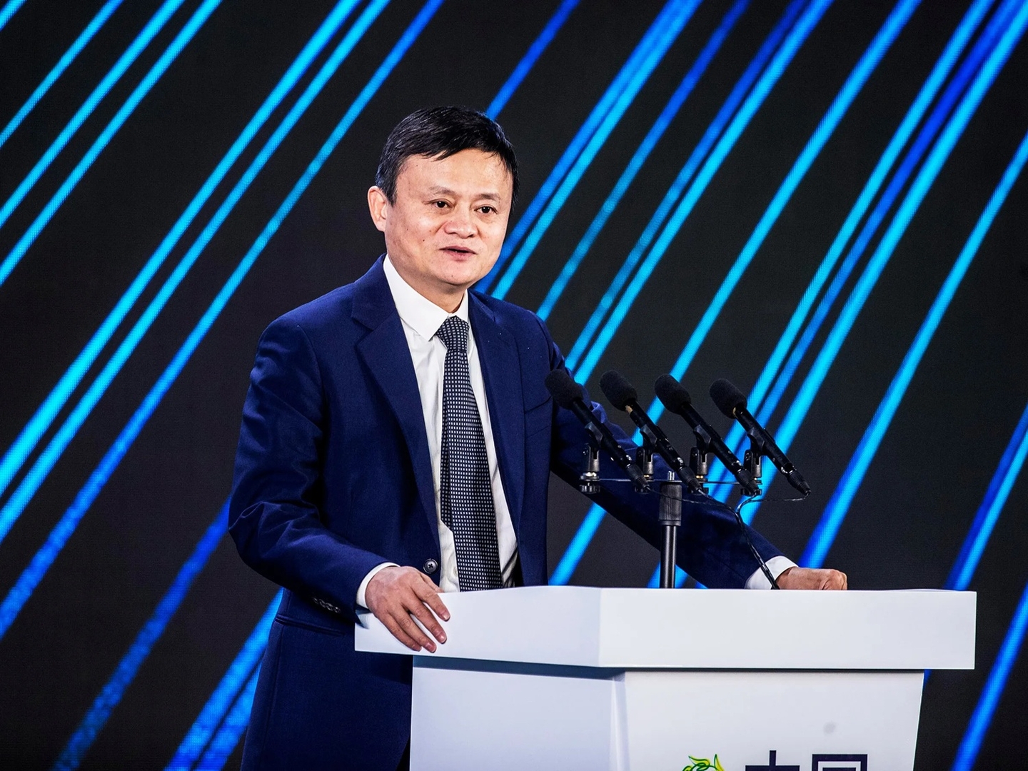 jack-ma-5-illik-fasileden-sonra-alibaba-ni-idare-etmek-ucun-geri-donub