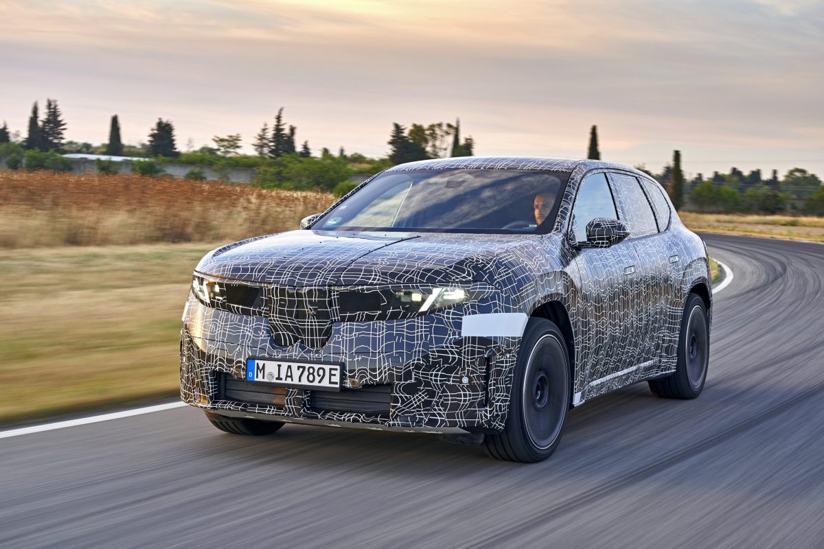 donme-siqnalini-avtomatik-ise-salan-bmw-ix3-elektromobili-sergilenib-video