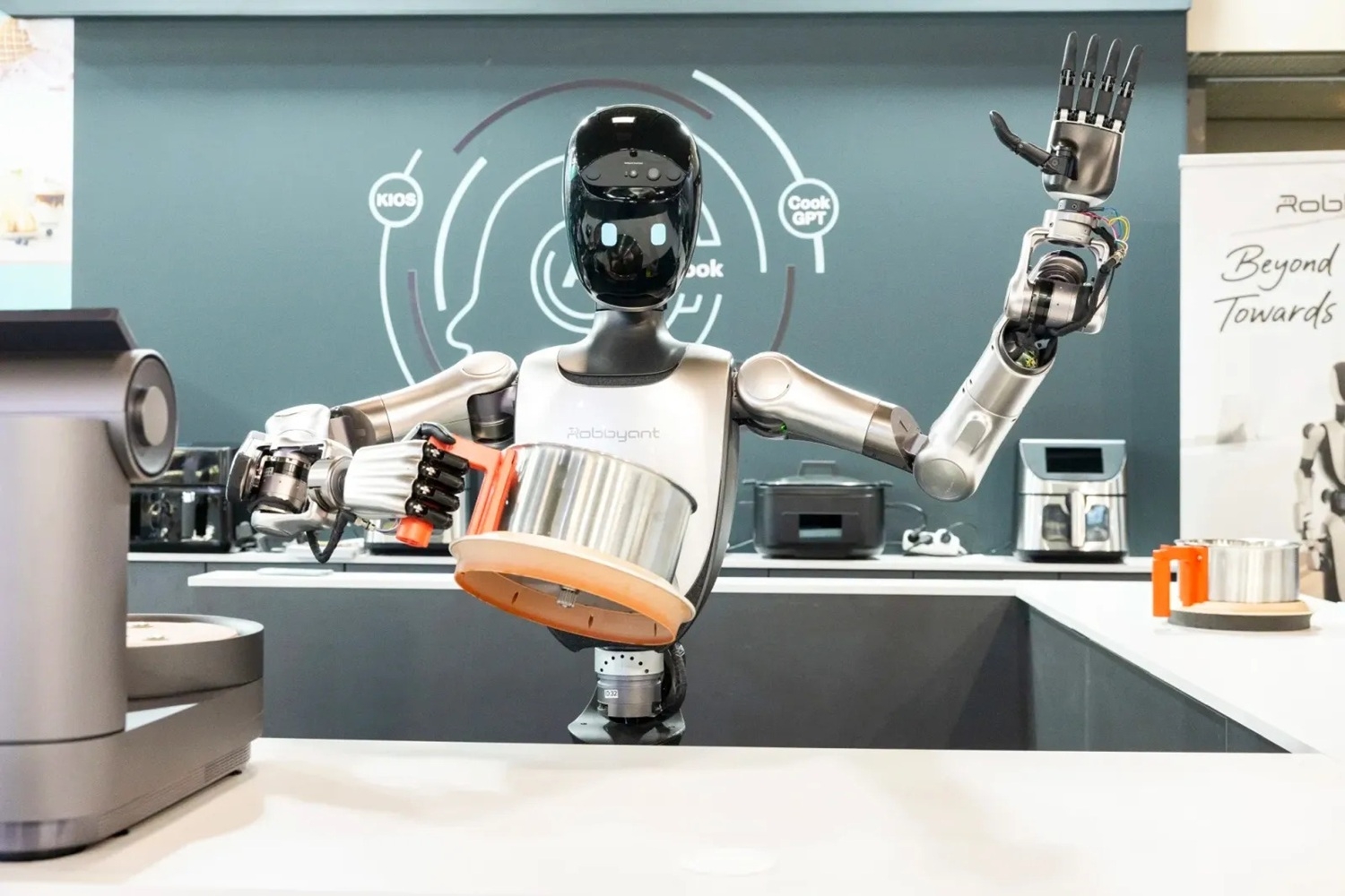 r1-adli-suni-intellekt-esasli-insanabenzer-robot-teqdim-edilib-video