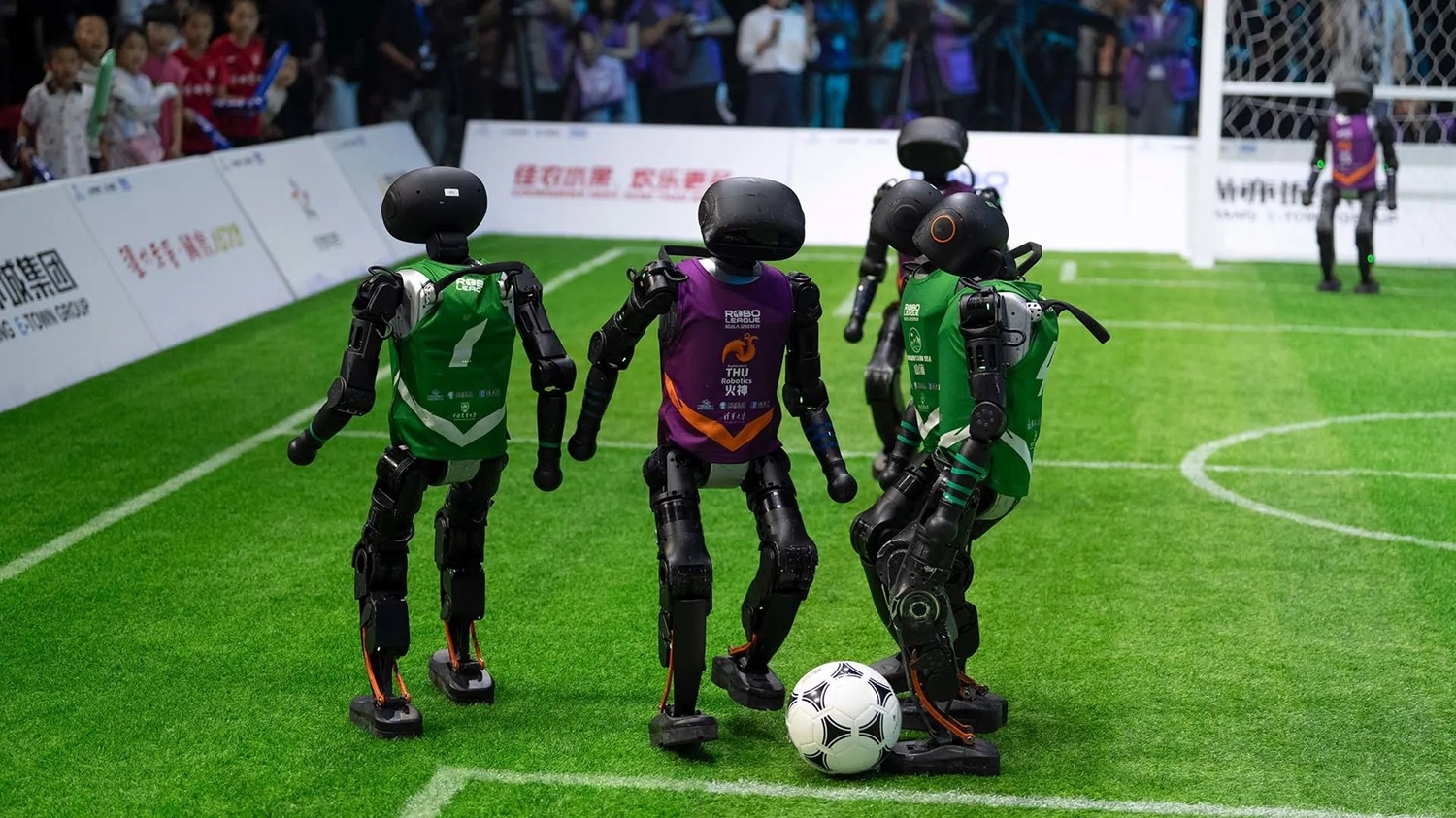 cinde-robotlar-arasinda-futbol-turniri-kecirilib-video