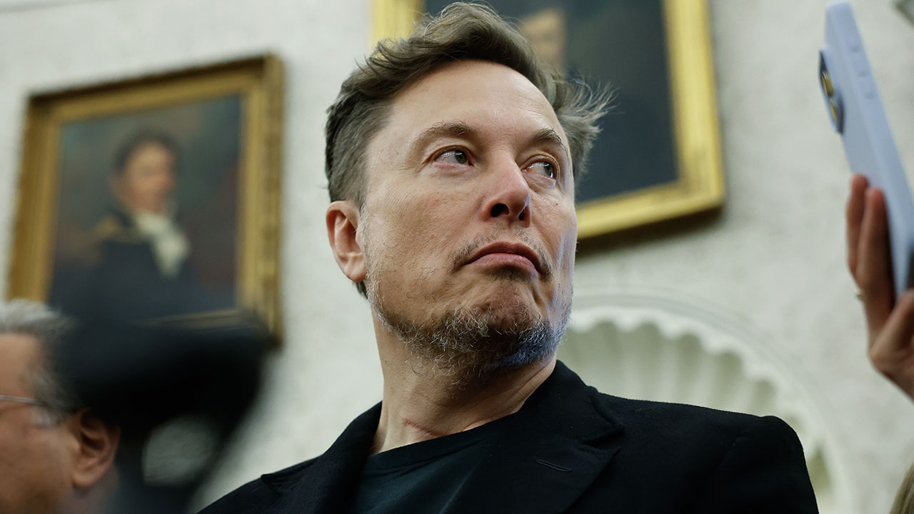 tesla-elon-musk-a-10-illik-ceo-vezifesi-ucun-1-trilyon-dollar-teklif-edib