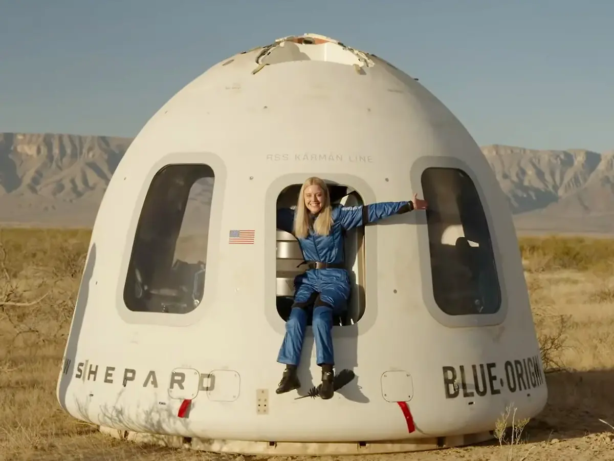 blue-origin-ay-missiyalarina-gore-kosmik-turizmi-muveqqeti-dayandirir