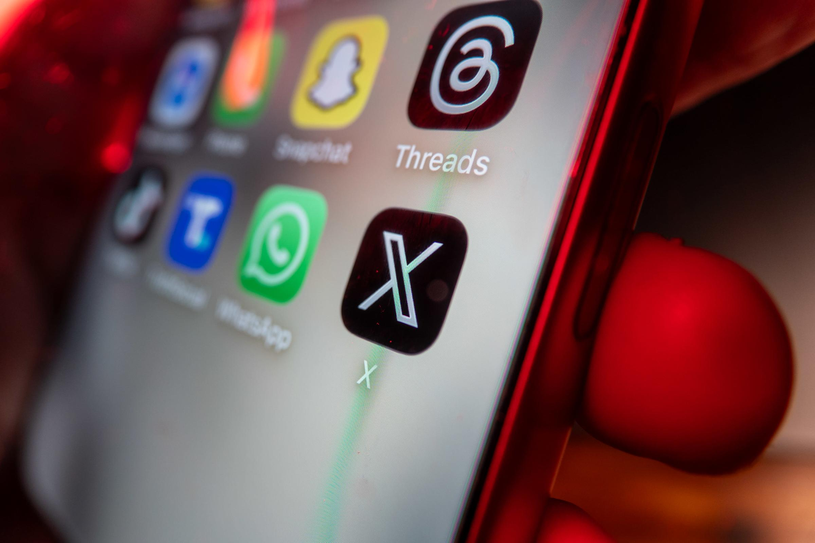 x-platformasi-bir-ilde-800-milyon-hesabi-bloklayib