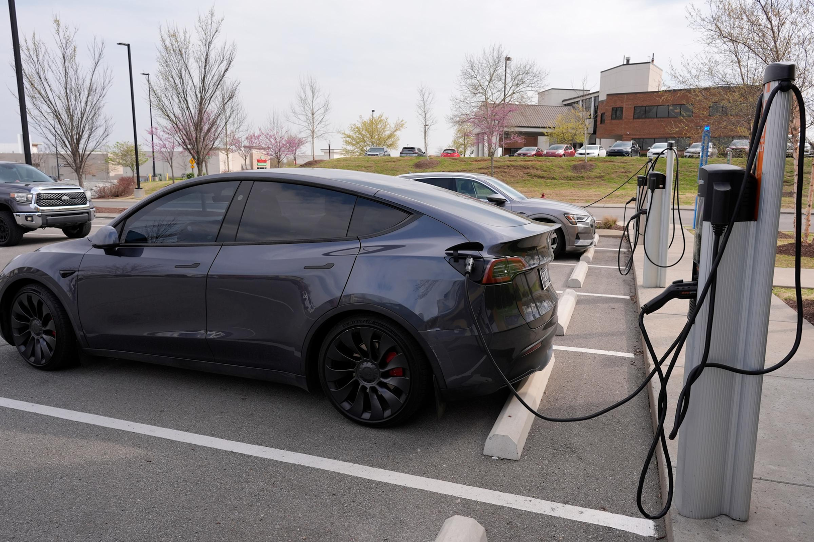 tesla-etiraf-etdi-robotaksileri-bezi-hallarda-insan-operatorlar-idare-edir