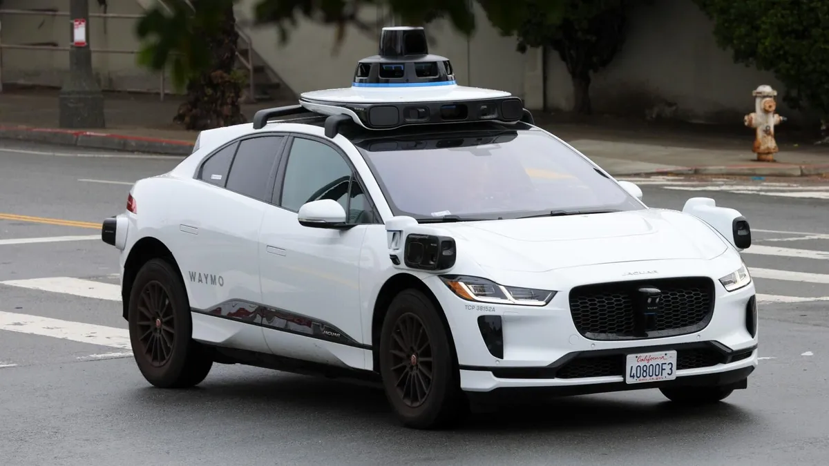 waymo-ve-waze-seher-yollarindaki-cuxurlari-suni-intellektle-askar-edecek