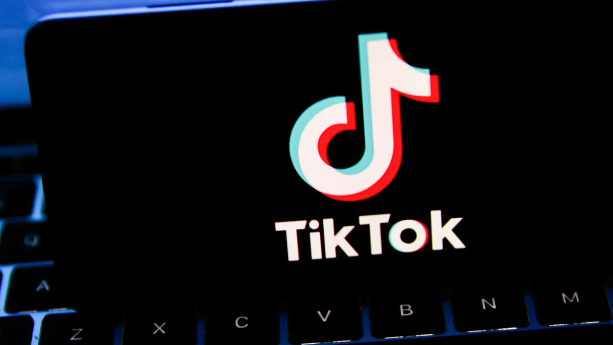 tiktok-boyuk-britaniyada-reklamsiz-abune-sistemini-ise-salir