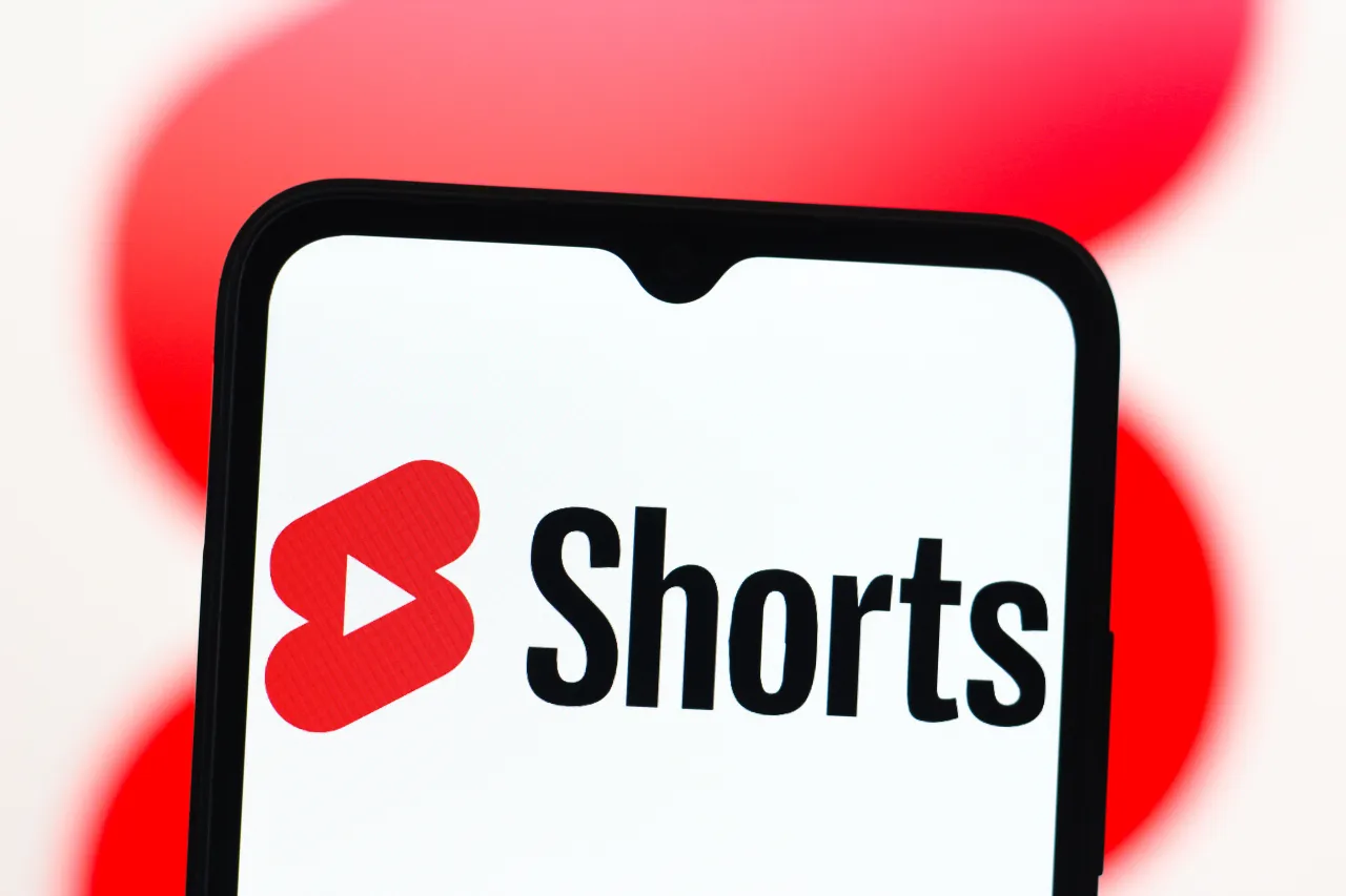 istifadeciler-her-ay-tv-de-2-milyard-saat-shorts-izleyir