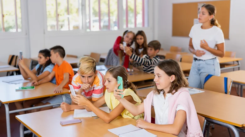 polsa-mekteblerde-telefon-ve-agilli-saatlari-qadagan-etmeye-hazirlasir