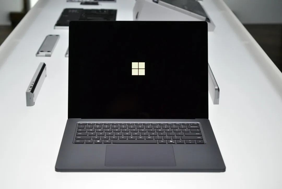 microsoft-suni-intellekt-ucun-yeni-surface-laptop-ultra-modelini-teqdim-etdi