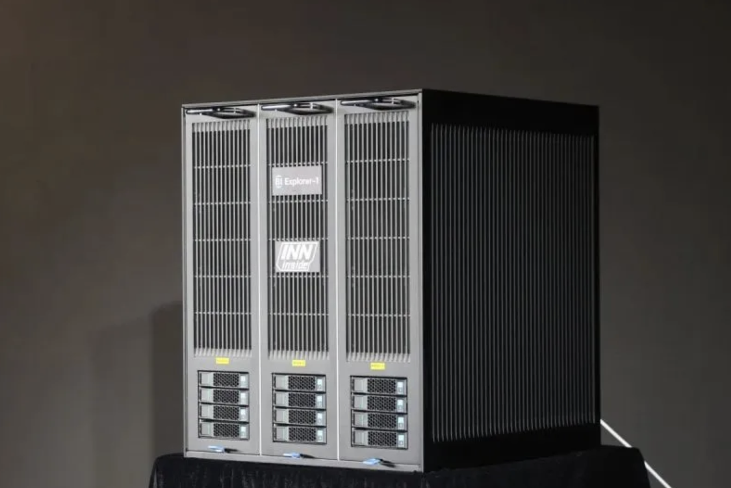 cinliler-insan-beyni-kimi-calisan-soyuducu-olcusunde-superkomputer-hazirlayiblar