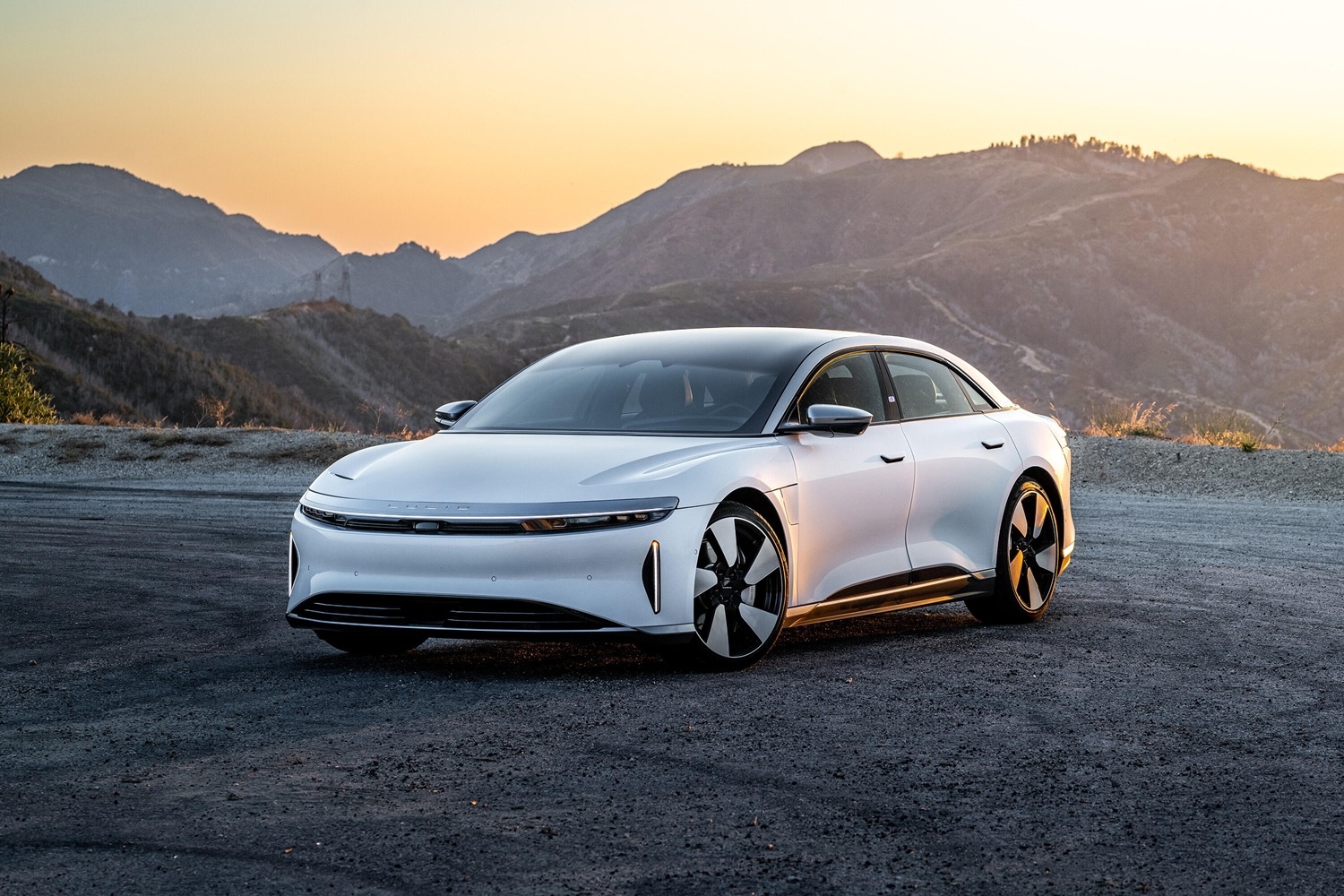 yeni-dunya-rekordu-lucid-air-grand-touring-bir-defe-sarj-olunandan-sonra-1205-km-yol-qet-ede-bilib