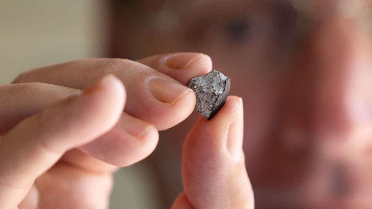 amerikalinin-evinin-damini-yer-kuresinden-de-qedim-olan-meteorit-desib