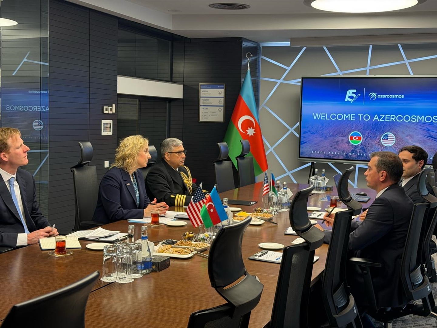 kosmik-emekdasliq-gundemde-abs-resmisi-azercosmos-stansiyasini-ziyaret-edib