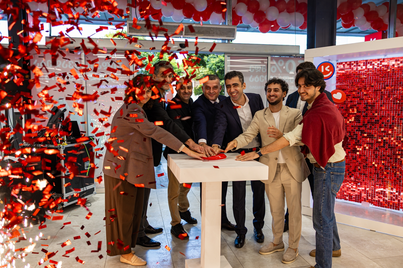 kontakt-gurcustanin-en-boyuk-mall-larindan-birinde-magaza-acdi