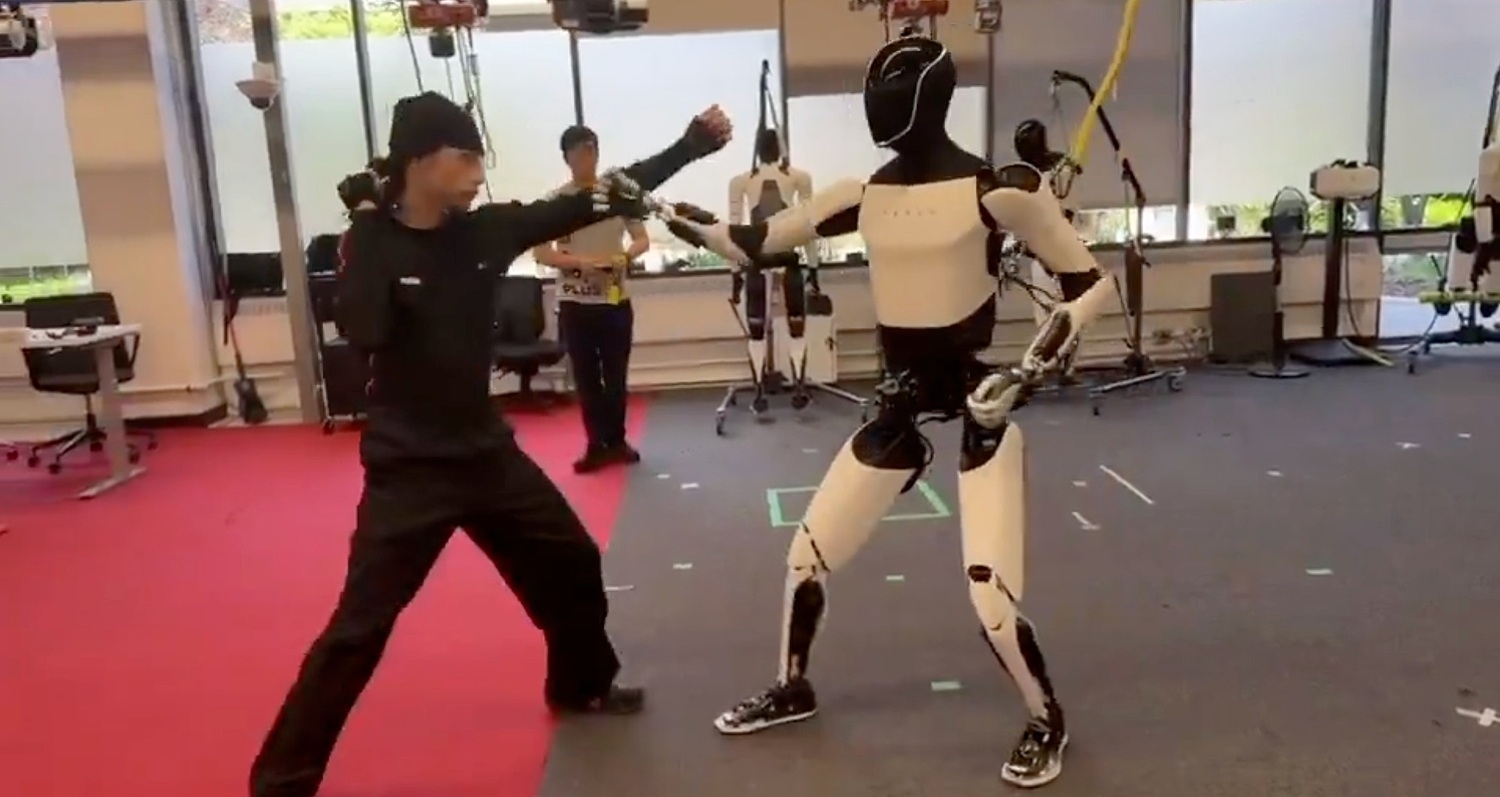 tesla-optimus-kung-fu-doyus-senetini-oyrenib-video