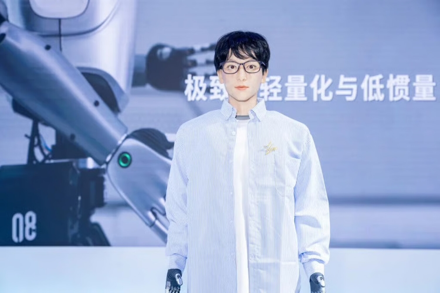 xueba-01-adli-robot-dramaturgiya-uzre-aspiranturaya-daxil-olub